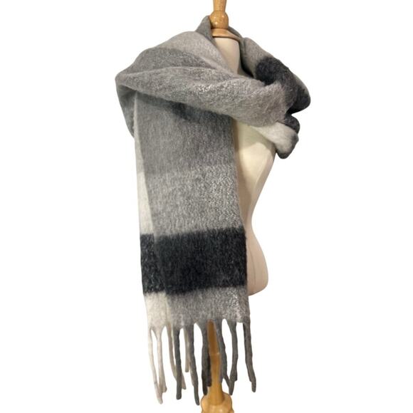 ZARA Oversized Color Block Blushed Plaid Fluffy Fringe Blanket Scarf Gray - Picture 2 of 12